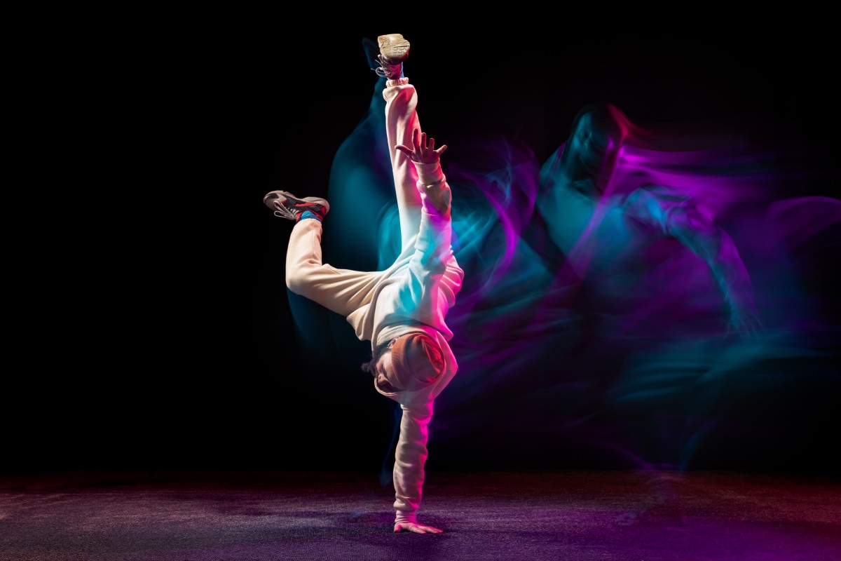 young-sportive-man-daancing-breakdance-isolared-black-backgrounf-neon-with-mixed-lights (1)